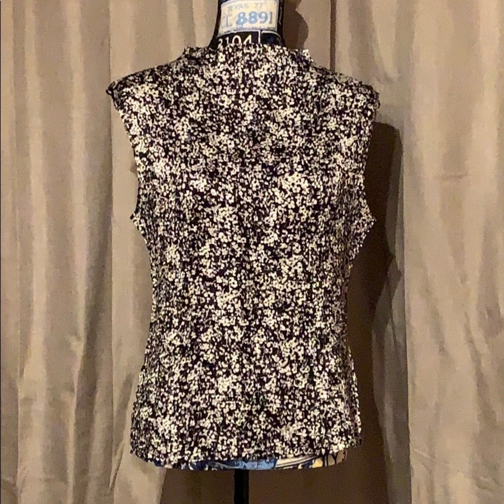 Casual Corner sleeveless 👚